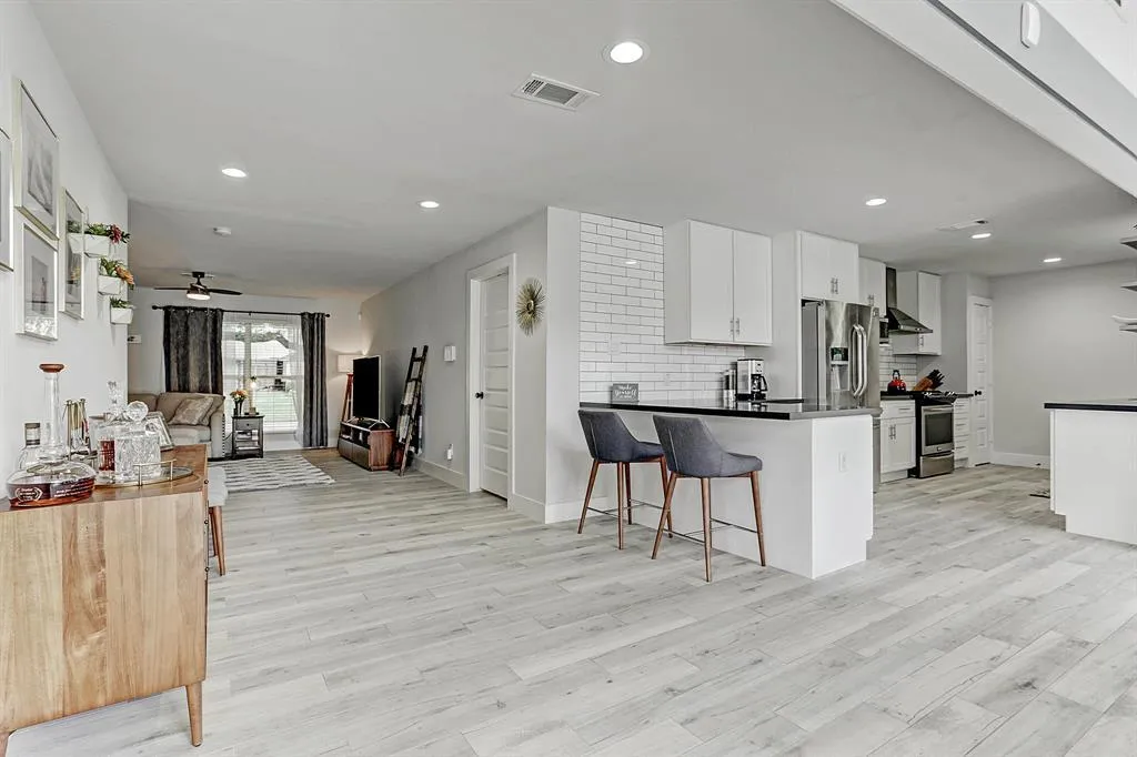 Spotless open-plan kitchen after a deep house cleaning in Lakewood, CO